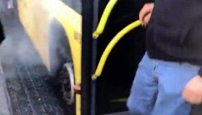 Avcılar'da lastiğinden duman yükselen metrobüsün yolcuları tahliye edildi