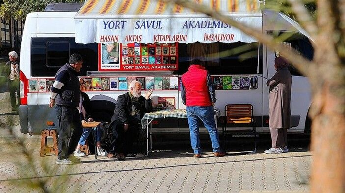 Gezgin yazar Hasan Aktaş, karavanla okurlarına ulaşıyor