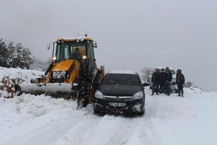 Antalya'nın yüksek kesimlerinde kar yolları kapattı