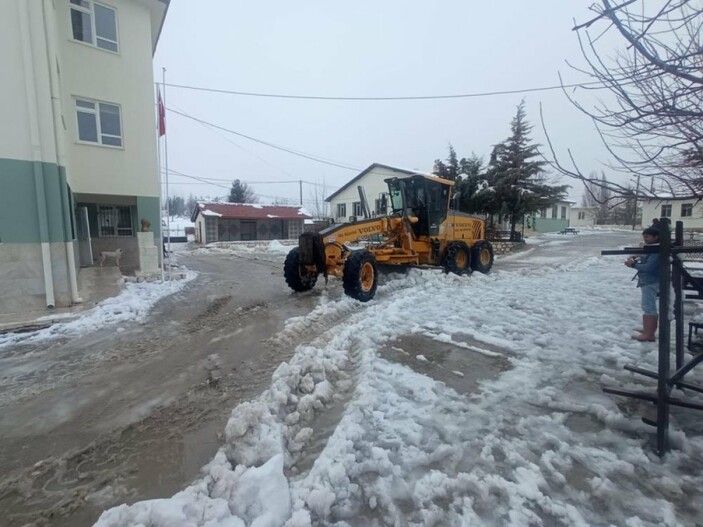 Antalya'nın yüksek kesimlerinde kar yolları kapattı