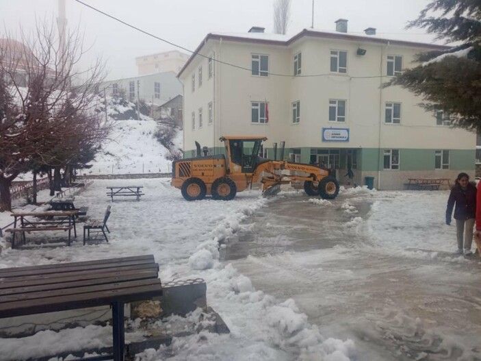 Antalya'nın yüksek kesimlerinde kar yolları kapattı