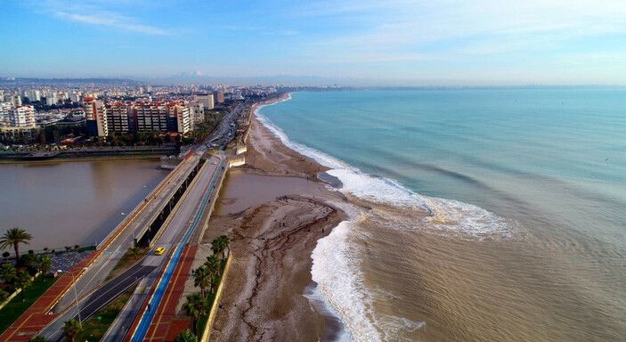 Antalya’da yağmur ve fırtına yerini güneşli havaya bıraktı