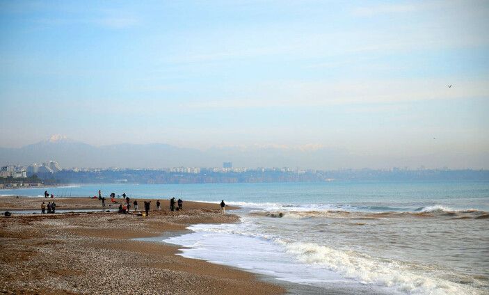 Antalya’da yağmur ve fırtına yerini güneşli havaya bıraktı