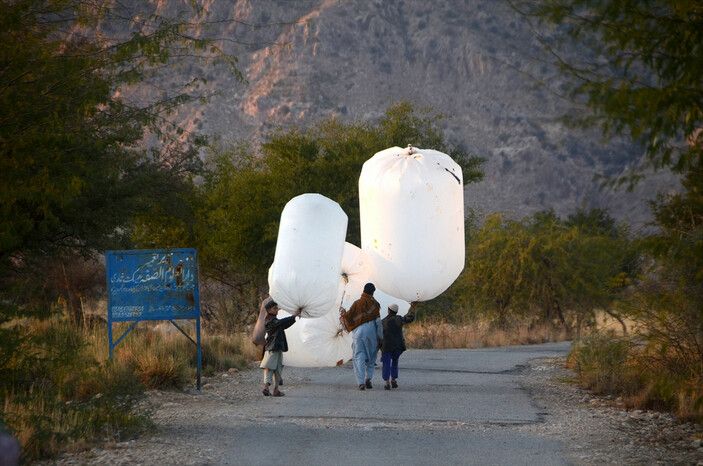 Pakistan'da doğalgazı poşetle taşıyorlar