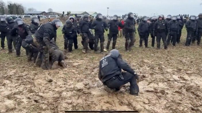 Almanya'da eylem sırasında polisler çamura saplandı