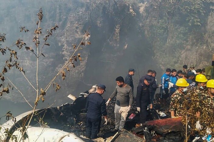 Nepal'de 72 kişiyi taşıyan uçak düştü