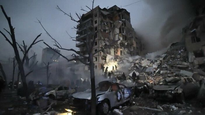 Rusya, Ukrayna 9 katlı apartmanı vurdu