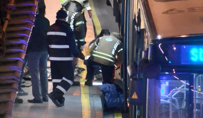 Küçükçekmece'de duraktaki yolcu metrobüsün altında kalarak hayatını kaybetti #2
