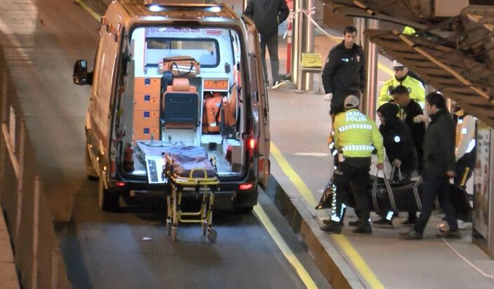 Küçükçekmece'de duraktaki yolcu metrobüsün altında kalarak hayatını kaybetti #4