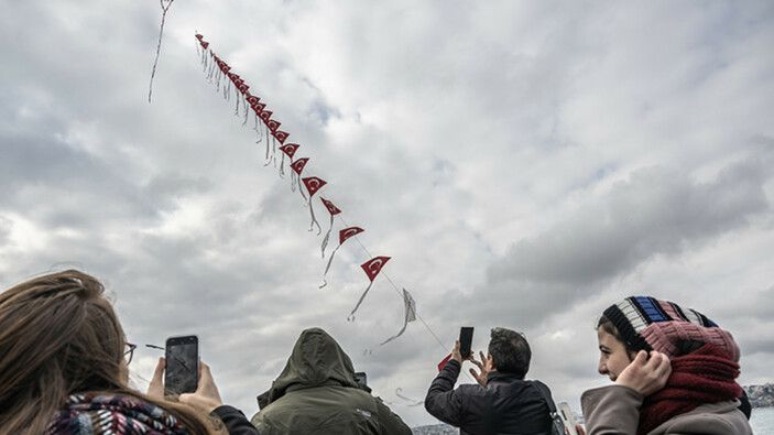 Üsküdar'da Türk bayraklı 150 uçurtma ile görsel şölen